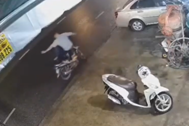 Chủ nhà "tung cước" hạ gục tên trộm khiến dân mạng thán phục