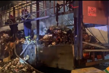 Tài xế thoát khỏi xe tải bốc cháy trên quốc lộ ở TPHCM