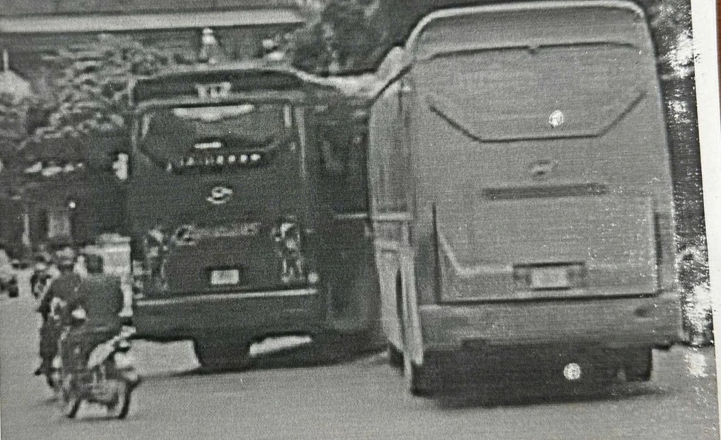 Tài xế và chủ xe khách bị phạt gần 9 triệu đồng vì chèn ép ô tô trên đường - 1