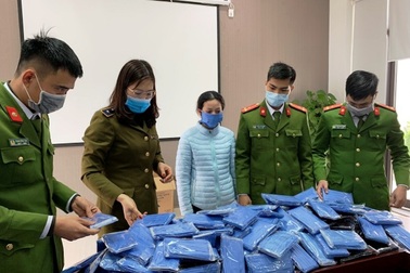 Thu giữ 3 bao tải chứa 6000 khẩu trang không rõ nguồn gốc