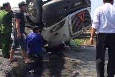 Lật xe container 2 người bị mắc kẹt trong ca bin