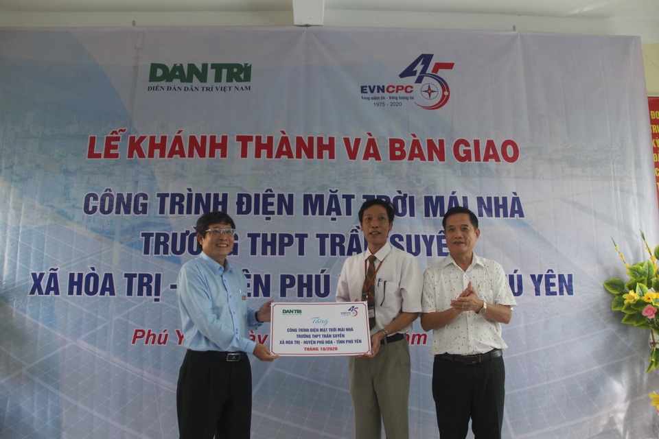 Tặng hệ thống điện mặt trời, giúp trường học chủ động nguồn năng lượng điện - 1