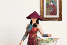 Bức họa "Thiếu nữ mùa thu" nổi tiếng của họa sĩ Phạm Văn Đôn lên áo dài