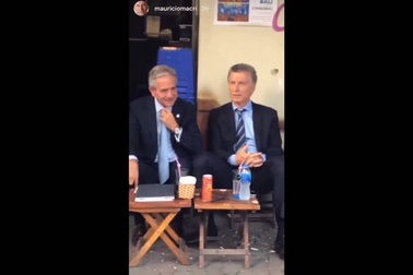 Tổng thống Argentina ngồi uống cà phê vỉa hè Hà Nội