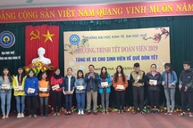 Sinh viên Huế xúc động khi được tặng vé xe về Tết