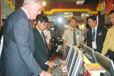 Cảnh báo kinh tế Việt Nam tăng trưởng nóng