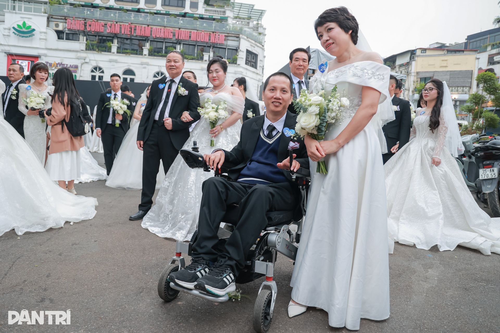 NSND Xuân Bắc làm chủ hôn cho 80 cặp đôi cưới chung ở phố đi bộ Hồ Gươm - 6 NSND Xuân Bắc làm chủ hôn cho 80 cặp đôi cưới chung ở phố đi bộ Hồ Gươm - 6