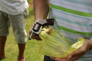 Nhậu xong không trả tiền còn rút súng bắn người