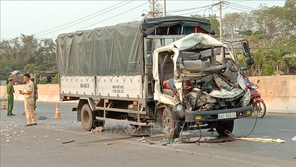Xe tải tông máy cày, 3 người trên xe tải thương vong - 1 Xe tải tông máy cày, 3 người trên xe tải thương vong - 1