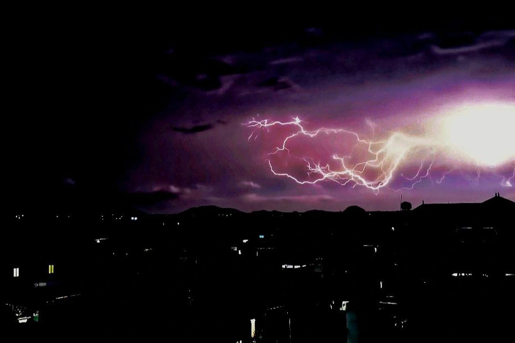 Sét chằng chịt như rễ tre trên bầu trời, người đi đường bật khóc vì sợ - 3 Sét chằng chịt như rễ tre trên bầu trời, người đi đường bật khóc vì sợ - 3