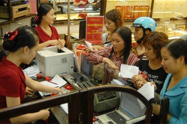 Vàng lên 2,67 triệu đồng/chỉ, dân tăng cường mua vào