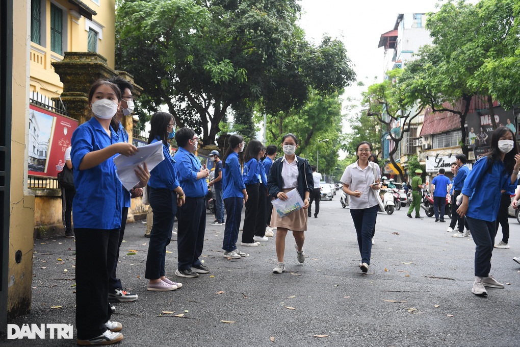 Hà Nội: 105.000 sĩ tử làm thủ tục dự thi lớp 10 trong thời tiết mát mẻ - 1 Hà Nội: 105.000 sĩ tử làm thủ tục dự thi lớp 10 trong thời tiết mát mẻ - 1
