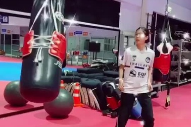 Tấm HCV nhờ sự khổ luyện của nữ võ sĩ xinh đẹp người Thái Lan