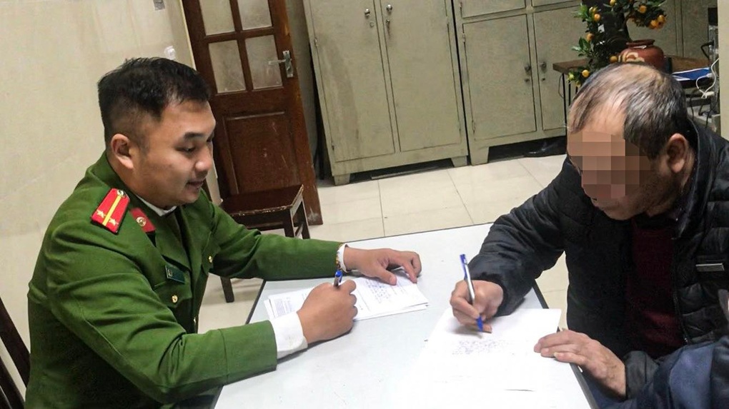Hà Nội: Cháu bị thổi nồng độ cồn, chú lăng mạ tổ 141 - 2 Hà Nội: Cháu bị thổi nồng độ cồn, chú lăng mạ tổ 141 - 2