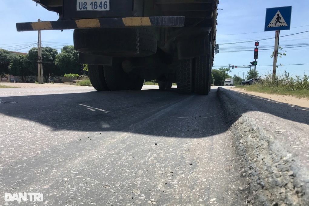 Đường 35m tại thành phố Vinh lún sâu, tiềm ẩn nguy cơ tai nạn - 2 Đường 35m tại thành phố Vinh lún sâu, tiềm ẩn nguy cơ tai nạn - 2