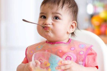 Bé hay nôn ói là bệnh gì?