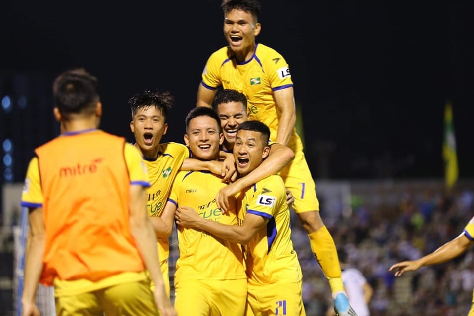 SL Nghệ An giành chiến thắng trong ngày Phan Văn Đức đá hỏng phạt đền - 5 SL Nghệ An giành chiến thắng trong ngày Phan Văn Đức đá hỏng phạt đền - 5