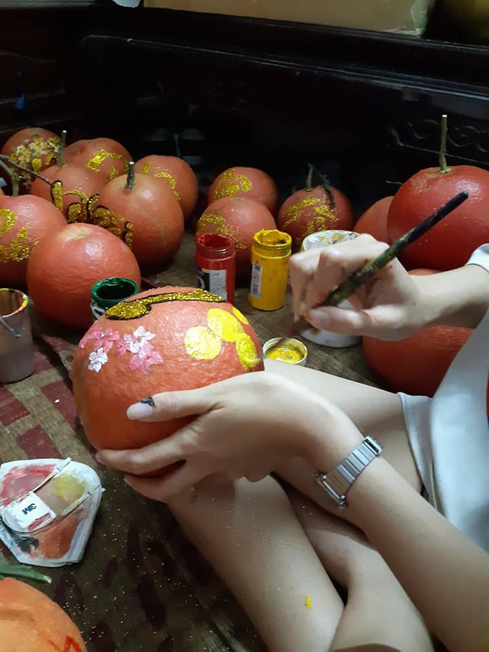 Buôn bưởi ế ẩm, thuê người vẽ chi chít lên quả lại đắt như tôm tươi - 1 Buôn bưởi ế ẩm, thuê người vẽ chi chít lên quả lại đắt như tôm tươi - 1