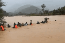 Căng dây thừng qua sông chảy xiết sơ tán 200 người dân bị cô lập