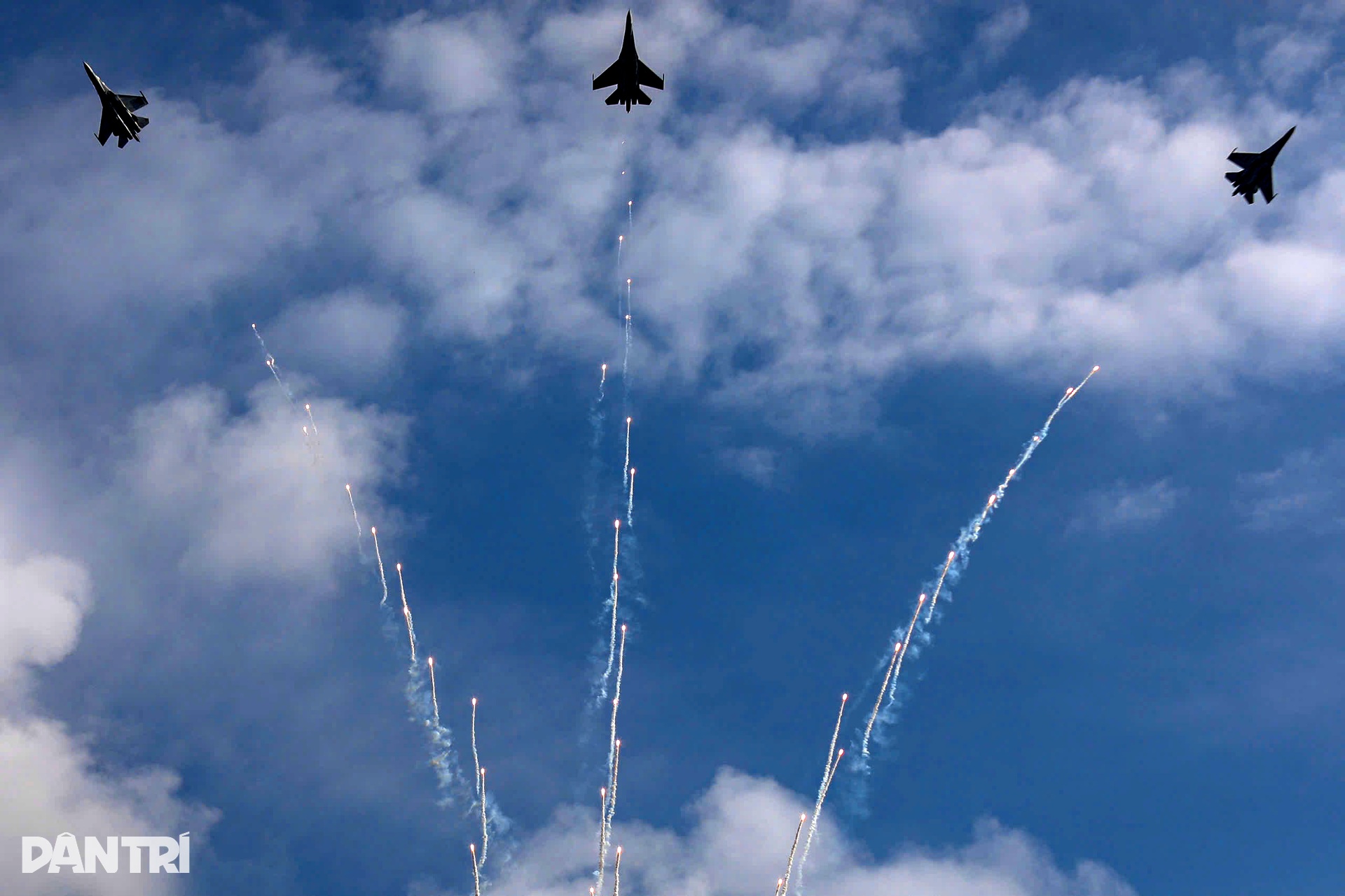 Hổ mang chúa SU-30MK2 bắn gần 200 quả đạn nhiễu rực sáng bầu trời TPHCM - 11 Hổ mang chúa SU-30MK2 bắn gần 200 quả đạn nhiễu rực sáng bầu trời TPHCM - 11