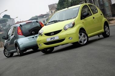 Nhập khẩu ô tô tăng, xe máy giảm mạnh