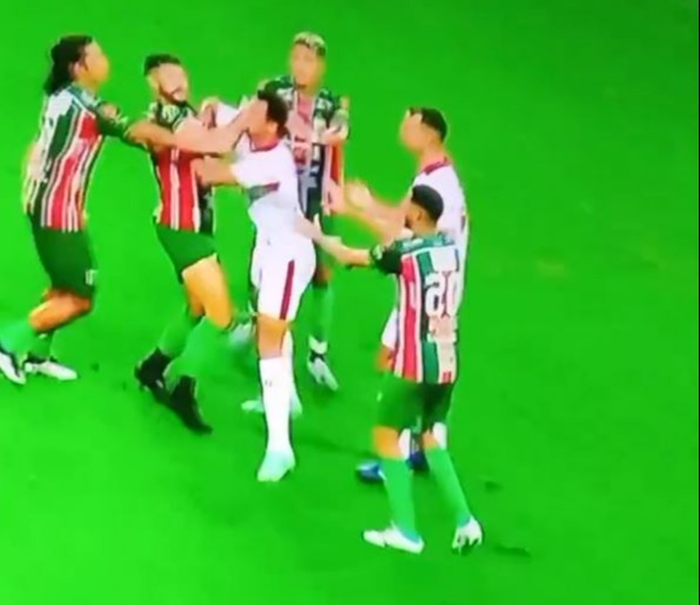 Pha bóng bi hài: Cầu thủ đè đầu cưỡi cổ đối thủ và nhận cái kết đắng - 2 Pha bóng bi hài: Cầu thủ đè đầu cưỡi cổ đối thủ và nhận cái kết đắng - 2