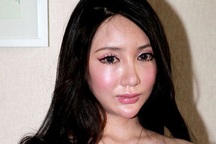 Người mẫu nội y nức nở kể chuyện bị "gạ tình"