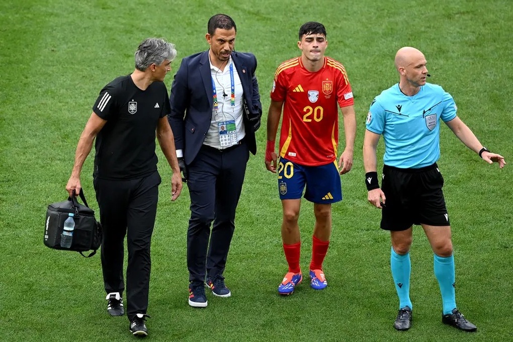 Toni Kroos xin lỗi sau pha vào bóng khiến Pedri chia tay Euro 2024 - 2 Toni Kroos xin lỗi sau pha vào bóng khiến Pedri chia tay Euro 2024 - 2