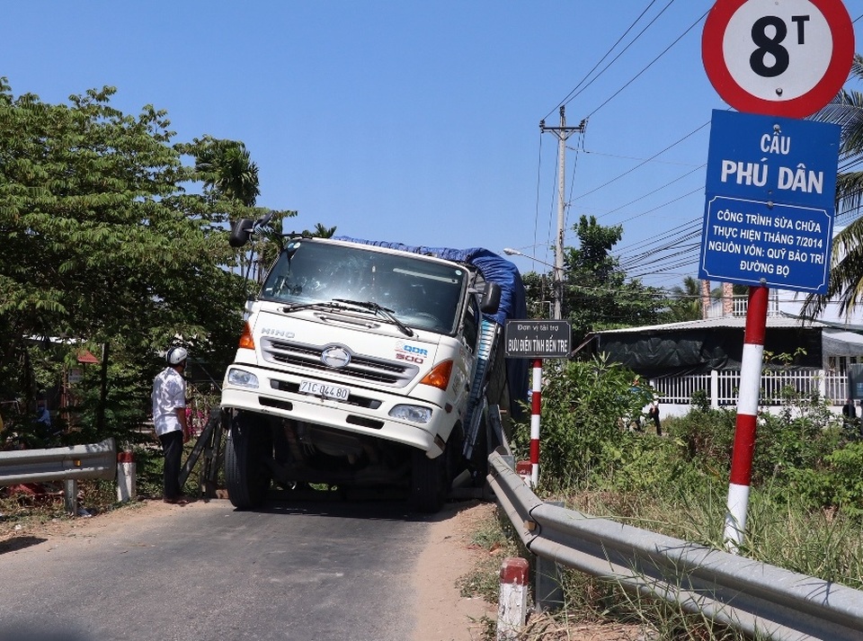 Cầu 8 tấn bị sập xuống sông vì xe tải 24 tấn cố “trèo” qua - 1