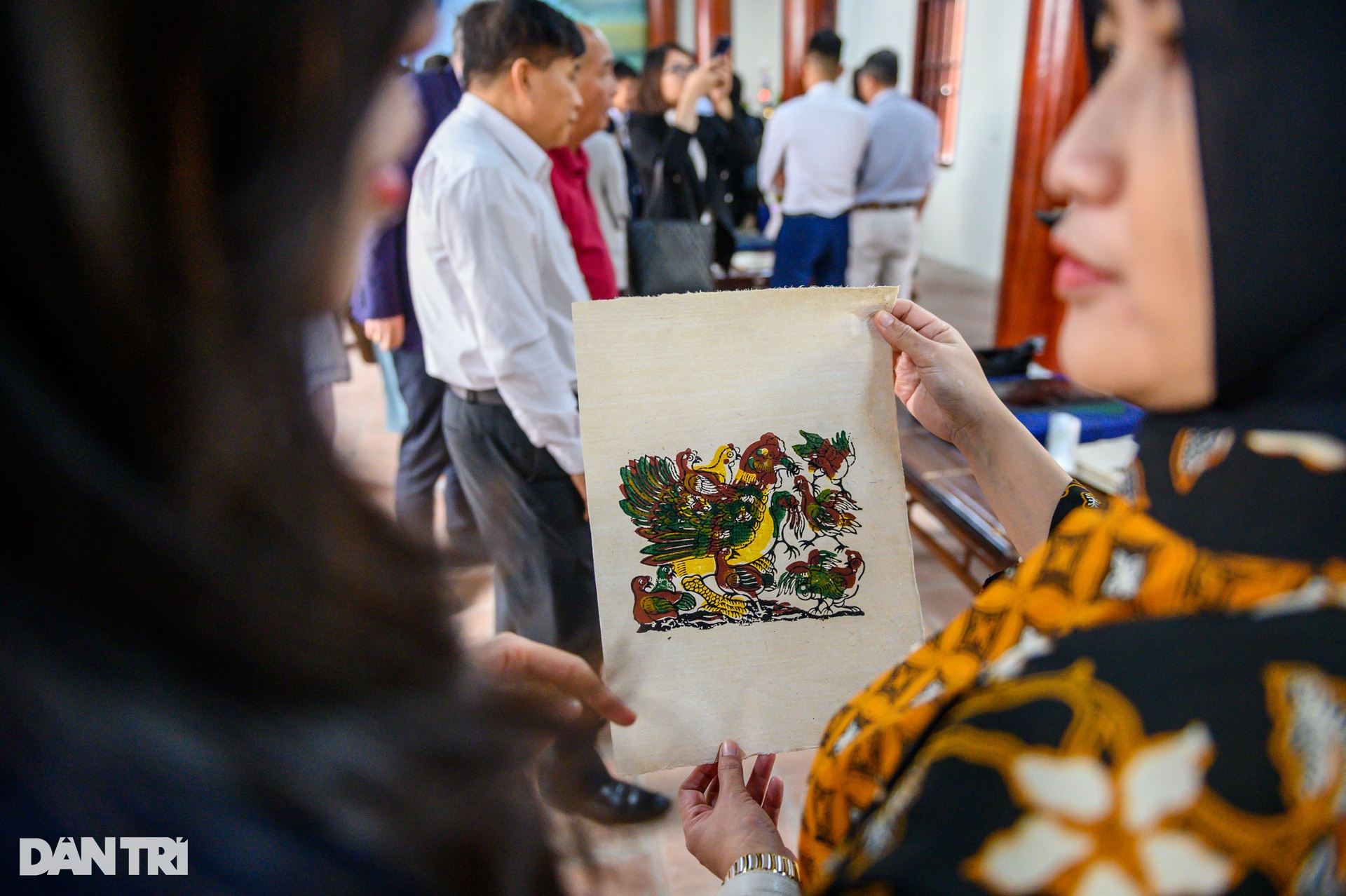 Đại sứ nước ngoài thích thú làm tranh Đông Hồ, mặc áo tứ thân - 7 Đại sứ nước ngoài thích thú làm tranh Đông Hồ, mặc áo tứ thân - 7
