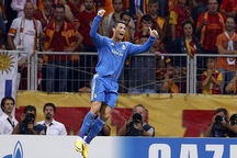 C. Ronaldo lập hattrick, Real hạ Galatasaray bằng tỷ số tennis