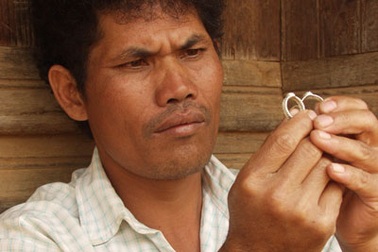 Độc đáo nghề đúc nhẫn “trống - mái” của người Chu Ru