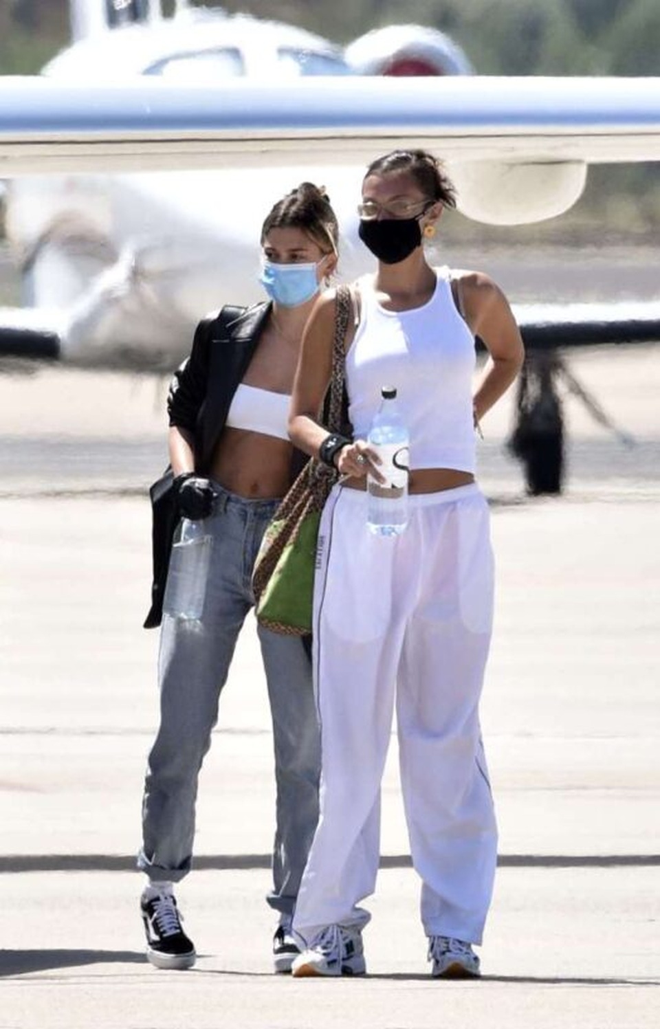 Bella Hadid và Hailey Bieber khoe eo thon, đeo khẩu trang rời Italia - 1 Bella Hadid và Hailey Bieber khoe eo thon, đeo khẩu trang rời Italia - 1