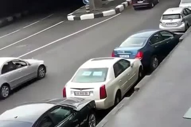 Nhầm chân ga khi đang đậu xe, tài xế gây tai nạn hàng loạt