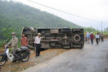 Xe rước dâu lật trên đỉnh đèo Tà Lương