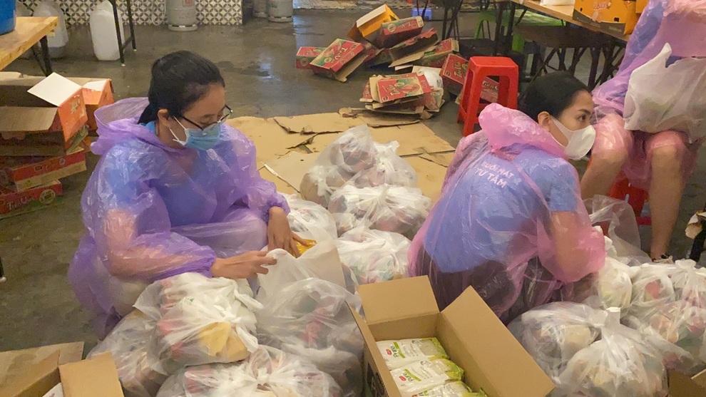 Kiều Loan, Mai Phương dầm mưa trong đêm chuyển lương thực đến khu cách ly - 1