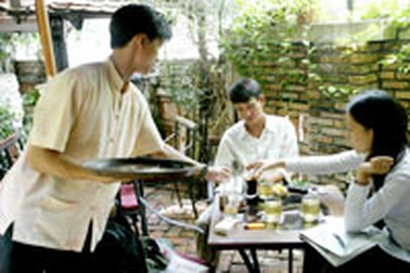 Nỗi lòng kẻ bồi bàn 