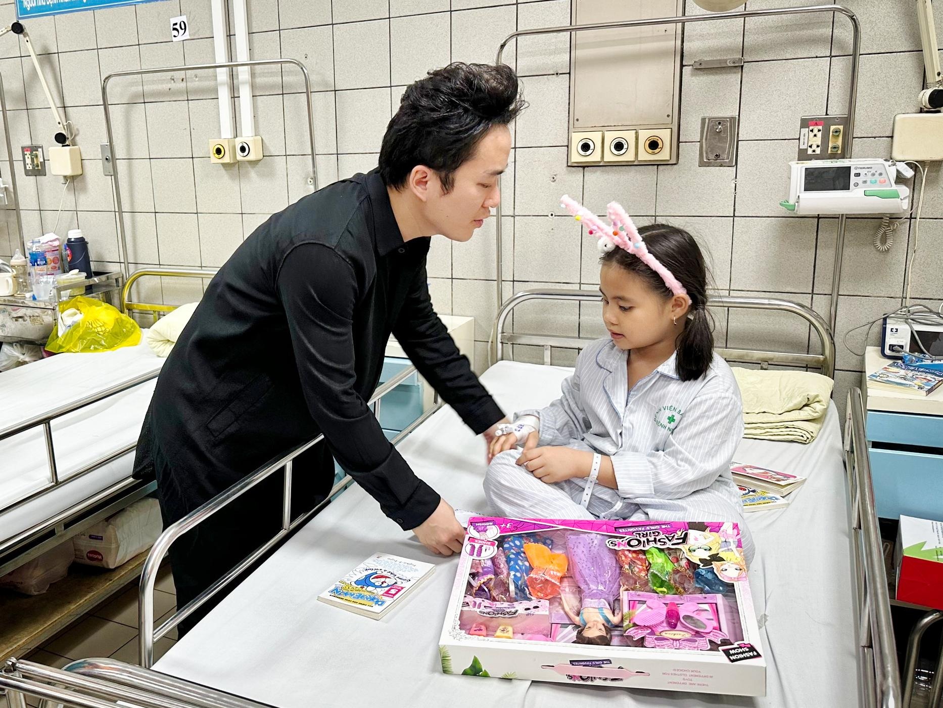 Tung Duong, Hanoi'deki mini apartman yangınının kurbanlarını ziyaret etti - 2 Tùng Dương vào viện thăm các nạn nhân vụ cháy chung cư mini ở Hà Nội - 2