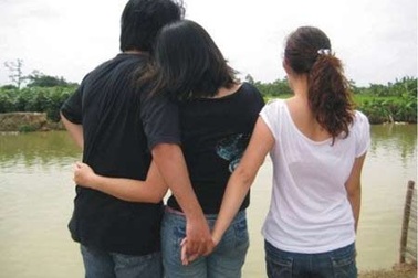 Chồng tháo nhẫn cưới giả trai tân đi cưa gái 