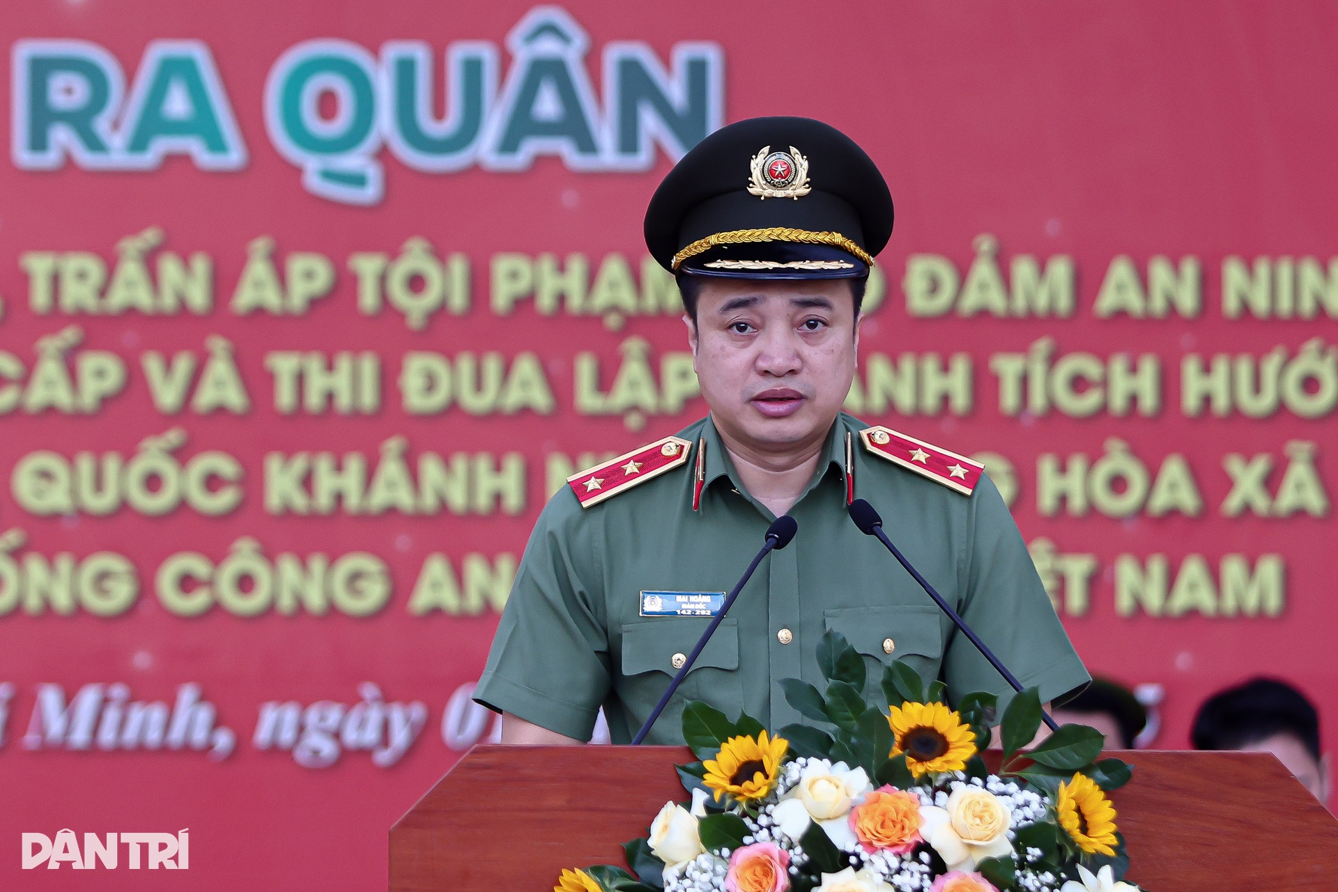 Trung tướng Mai Hoàng phát lệnh ra quân trấn áp tội phạm ở TPHCM - 5 Trung tướng Mai Hoàng phát lệnh ra quân trấn áp tội phạm ở TPHCM - 5