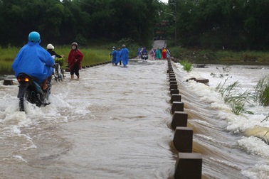Mưa trắng trời, người dân liều mình băng qua dòng nước chảy xiết