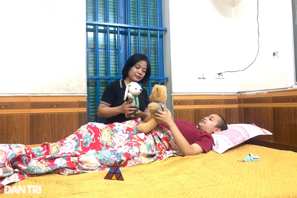 Chồng đột tử, con mắc bệnh u não, cô giáo nghèo tuyệt vọng cầu xin phép màu - 4 Chồng đột tử, con mắc bệnh u não, cô giáo nghèo tuyệt vọng cầu xin phép màu - 4