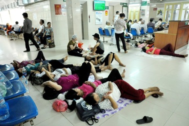 Vạ vật trong bệnh viện ngày Hà Nội nóng 40 độ C