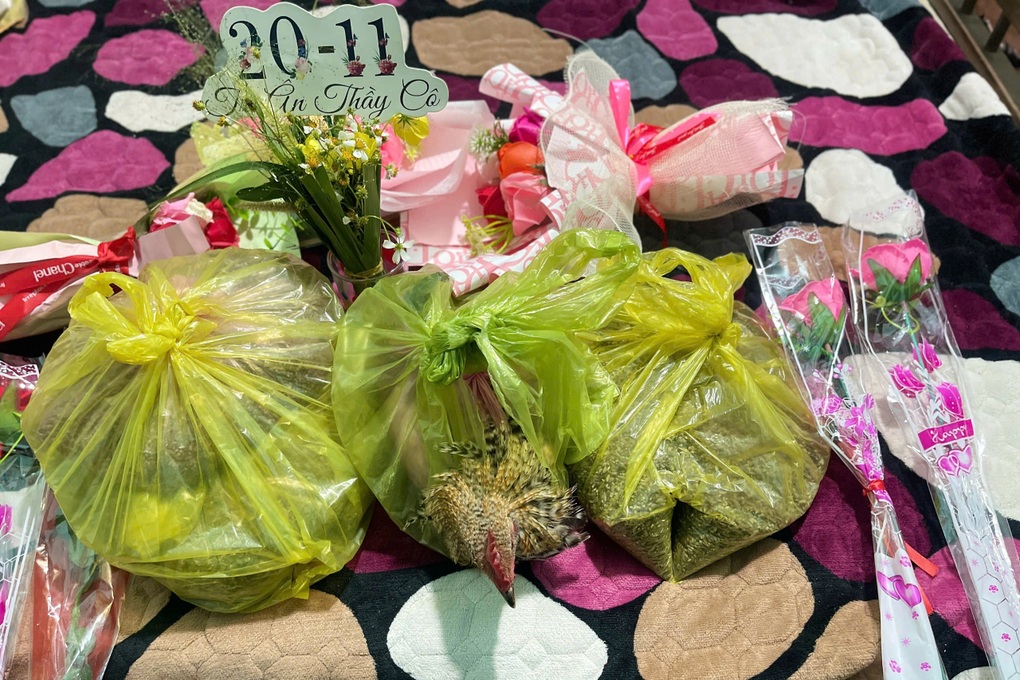 Học trò vùng cao vác mía, xách gà, gạo nếp tặng thầy cô ngày 20/11 - 2