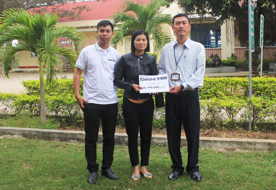 Cô giáo bị mất cánh tay trong lần băng rừng gieo chữ được bạn đọc giúp đỡ hơn 40 triệu đồng - 1 Cô giáo bị mất cánh tay trong lần băng rừng gieo chữ được bạn đọc giúp đỡ hơn 40 triệu đồng - 1