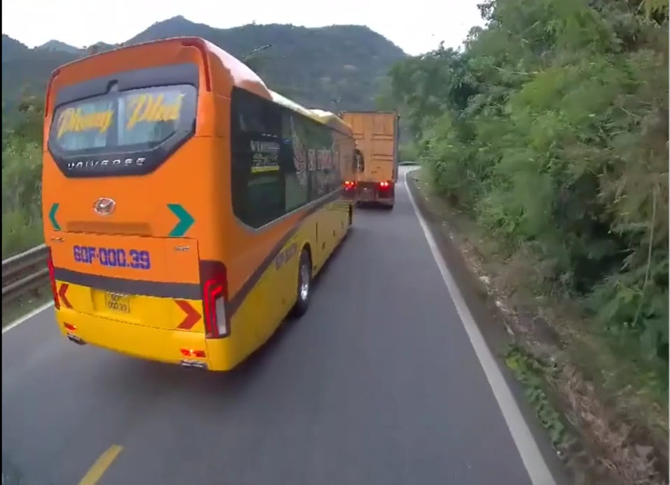 Xe khách bất chấp nguy hiểm, vượt ẩu trên đường đèo khúc khủyu - 1 Xe khách bất chấp nguy hiểm, vượt ẩu trên đường đèo khúc khủyu - 1