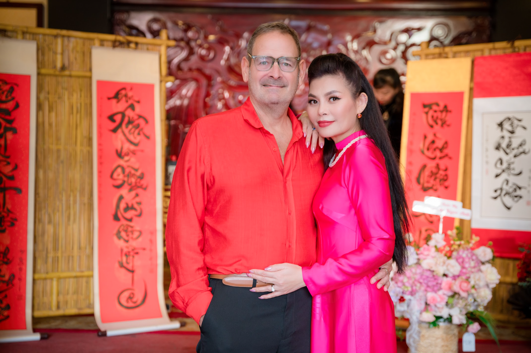 Suami Barat menangis ketika menonton Tet MV 3A - 3 Ngoc Anh Chồng Tây khóc khi xem MV Tết của Ngọc Anh 3A - 3