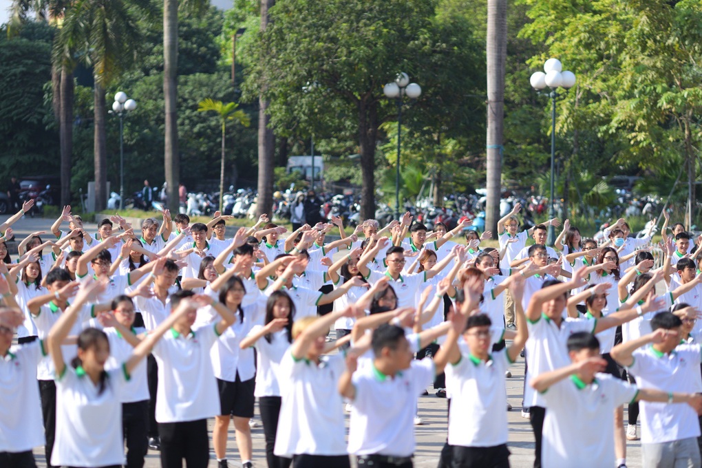 400 giảng viên, sinh viên nhảy flashmob trong ngày khai giảng - 1 400 giảng viên, sinh viên nhảy flashmob trong ngày khai giảng - 1
