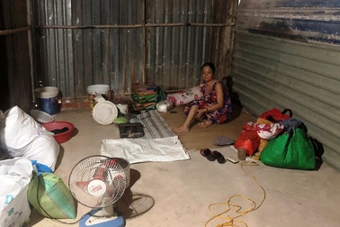 Vụ 50 lán trọ bị thiêu rụi: Nạn nhân khốn đốn dầm mưa tìm nơi tá túc