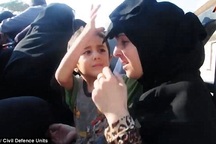 Đau lòng hình ảnh em bé Syria kéo khăn che mặt mẹ vì sợ IS
